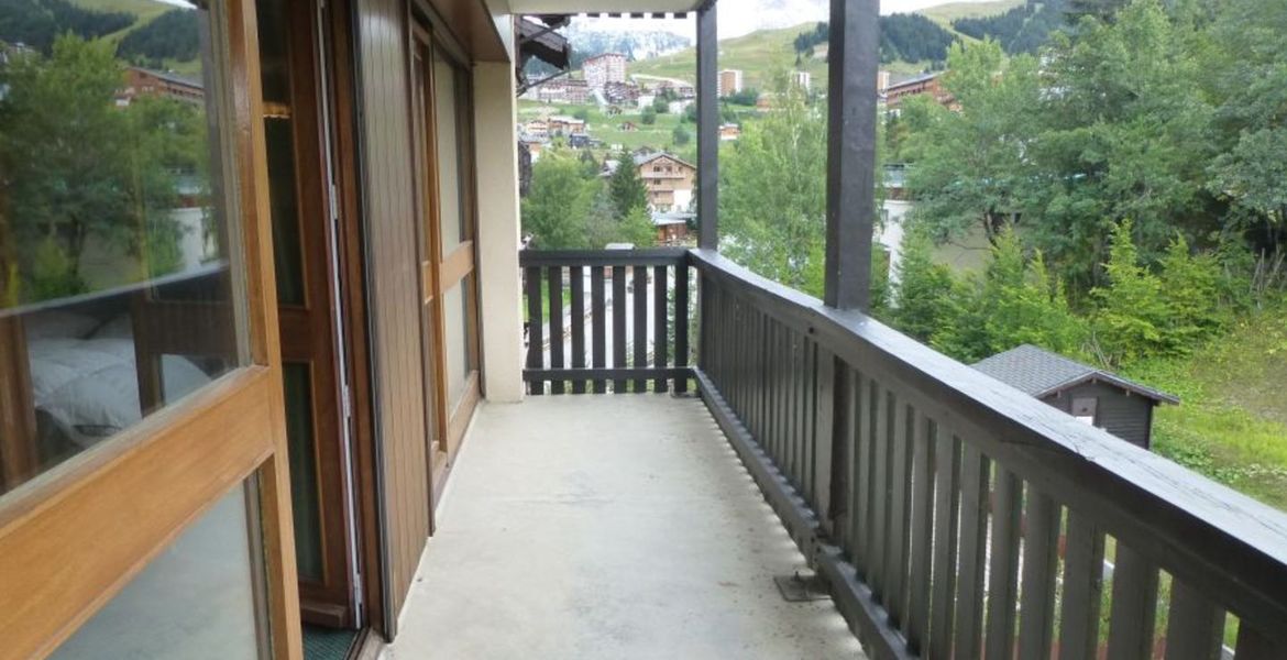 3 PIECES SKIS AUX PIEDS EXPOSE SUD AVEC BALCON ET VUE SUR LE