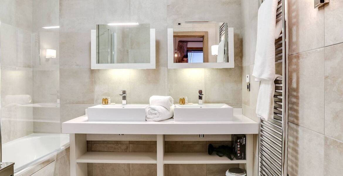 Este apartamento compuesto por tres habitaciones con baño