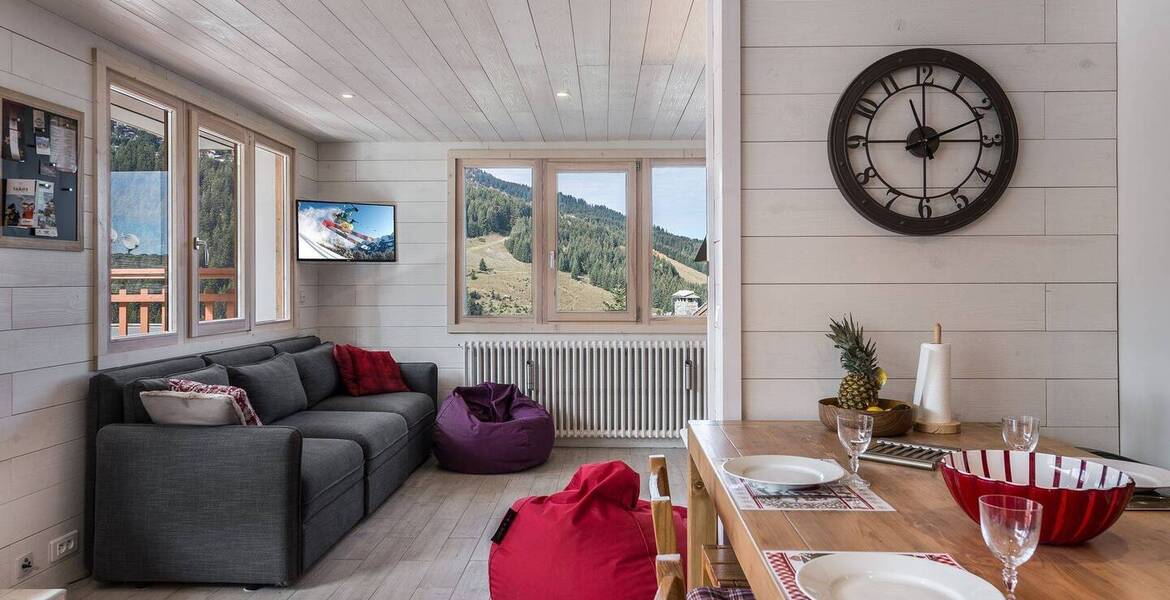 The apartment fo rental has a large family room in Moriond 