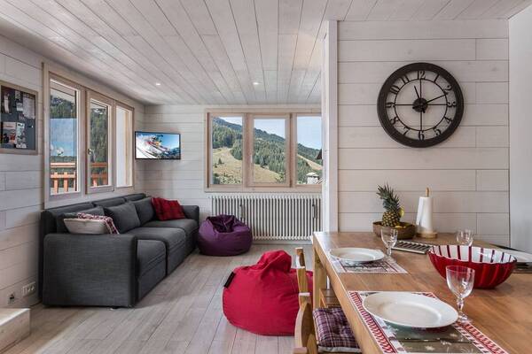 The apartment fo rental has a large family room in Moriond 