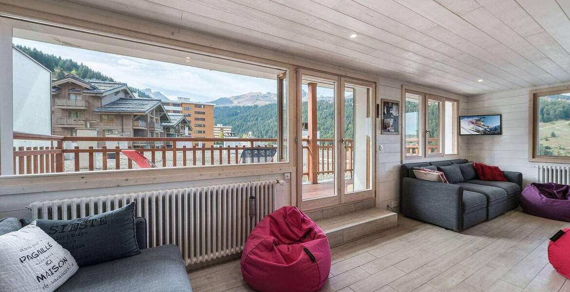 The apartment fo rental has a large family room in Moriond 