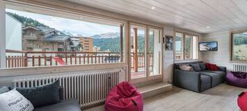 The apartment fo rental has a large family room in Moriond 