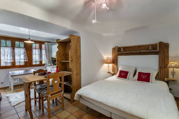 This chalet for rental accommodates 6 adults and 2 children 