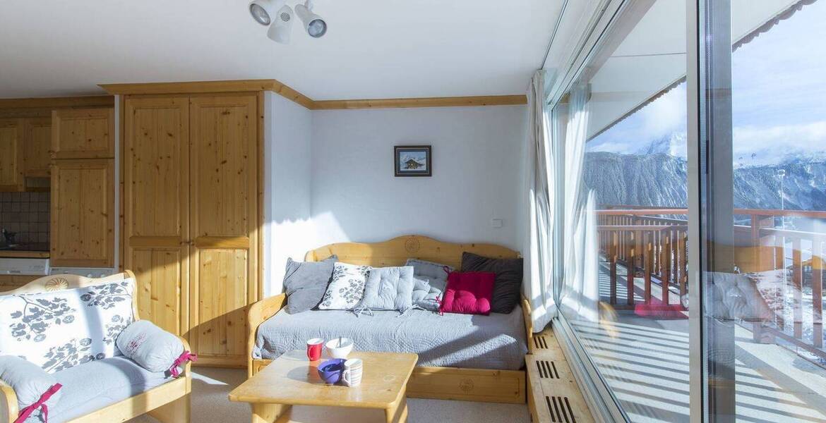 This charming apartment is located in Pralong, Courchevel