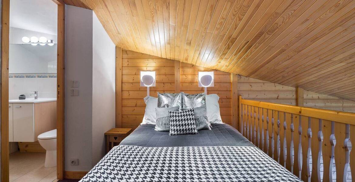 El apartamento es un dúplex ubicado en Courchevel Moriond