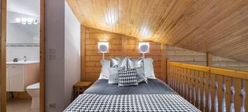 The apartment is a duplex apartment located in Courchevel 