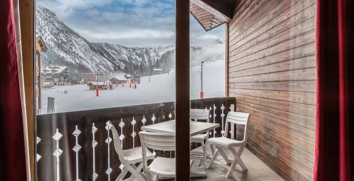 El apartamento es un dúplex ubicado en Courchevel Moriond