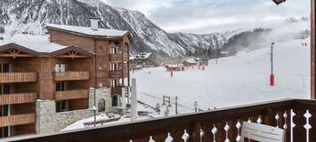 El apartamento es un dúplex ubicado en Courchevel Moriond