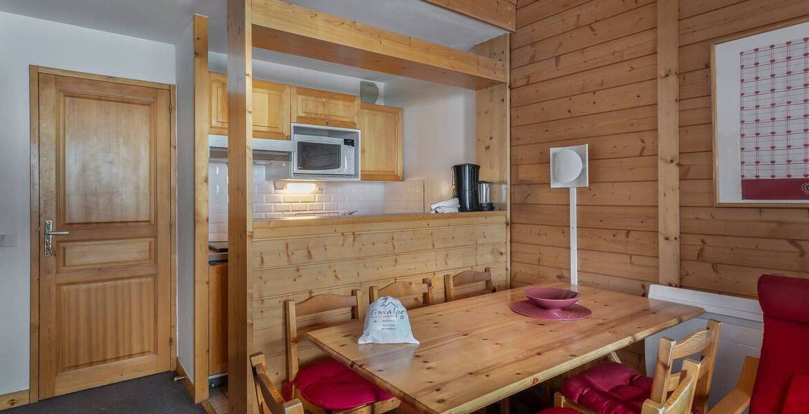 El apartamento es un dúplex ubicado en Courchevel Moriond