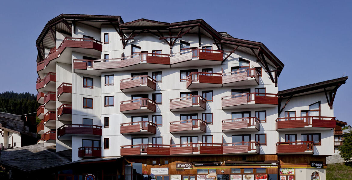 The apartment is in the heart of the pedestrian in La Tania