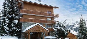 Cet appartement est orienté Sud-Ouest et propose skis 