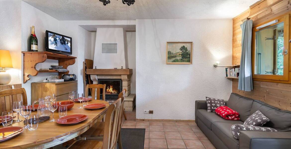 The flat is located in the Chenus area for rental