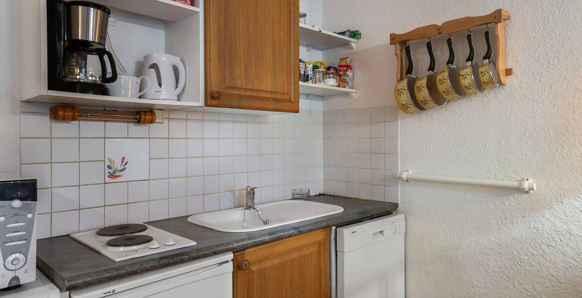 The flat is located in the Chenus area for rental