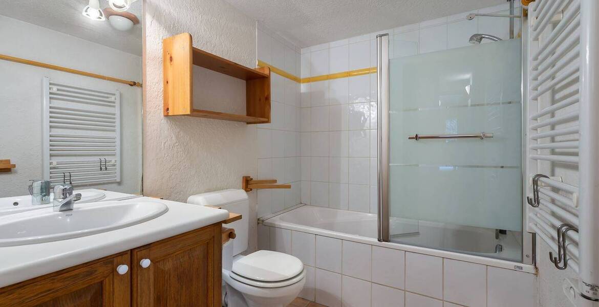 The flat is located in the Chenus area for rental