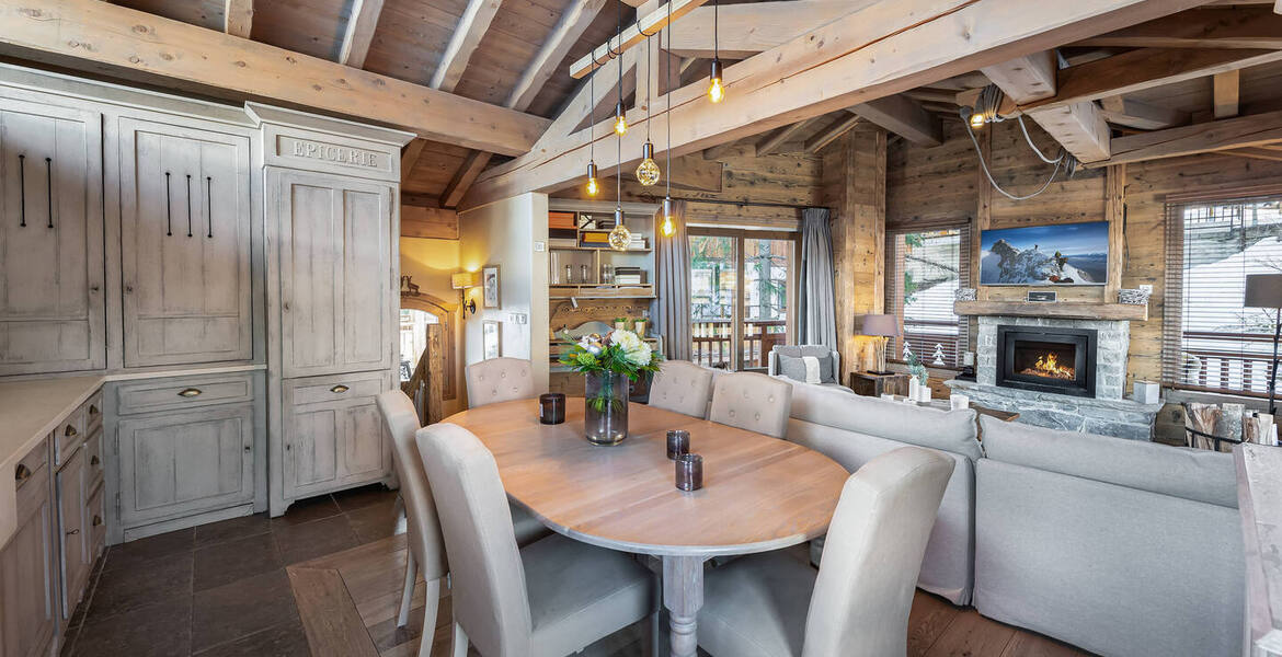You will feel like in a chalet in this beautiful 145 m² flat