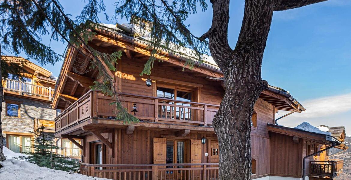 You will feel like in a chalet in this beautiful 145 m² flat