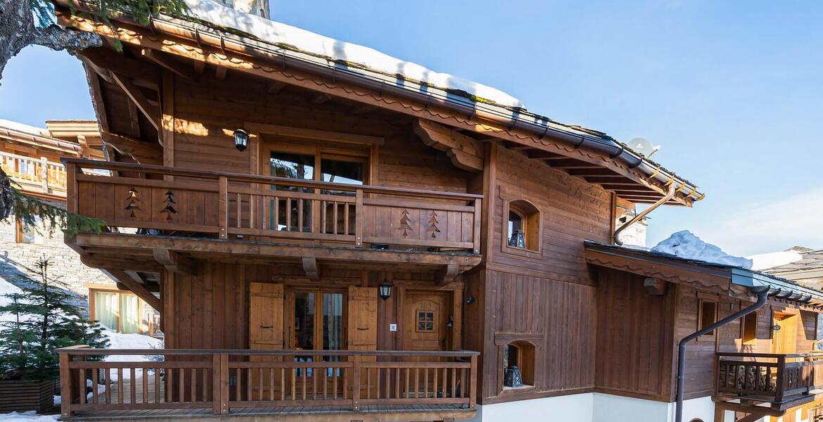 You will feel like in a chalet in this beautiful 145 m² flat