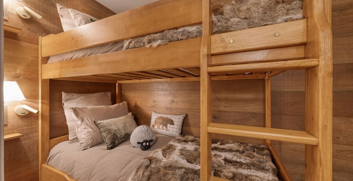 Эта двухуровневая квартира имеет 3 комфортабельные спальни 