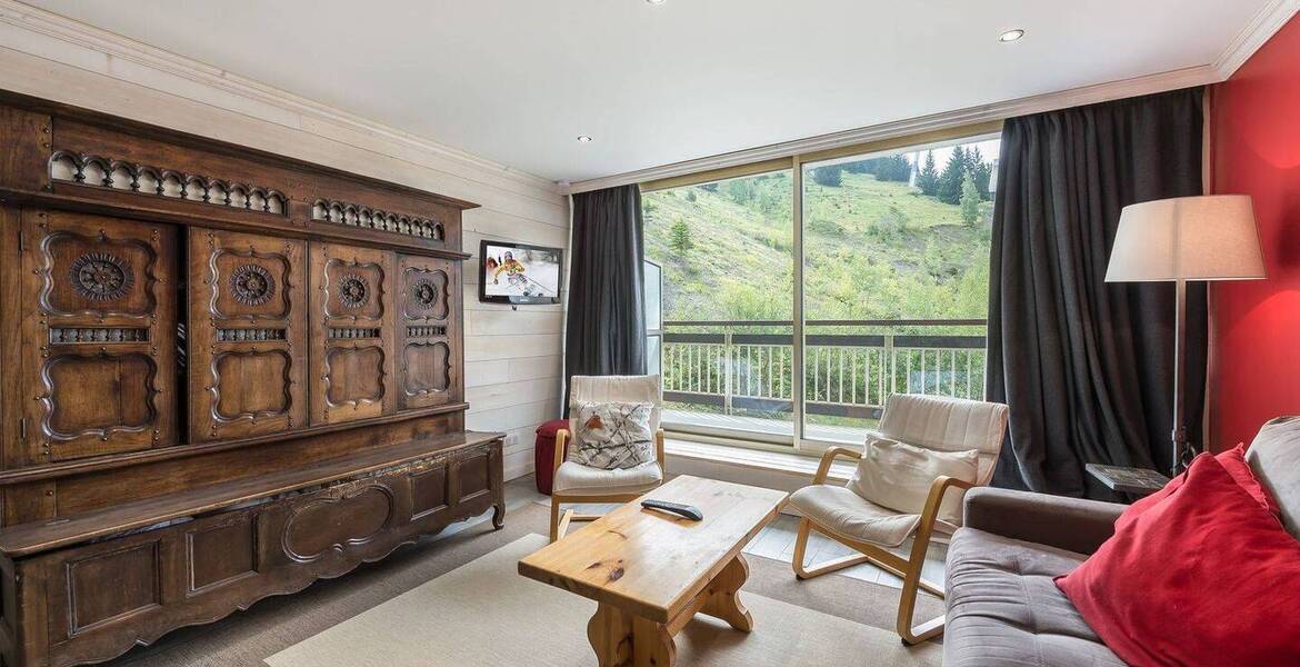 The apartment is a large three-room apartment in Courchevel 