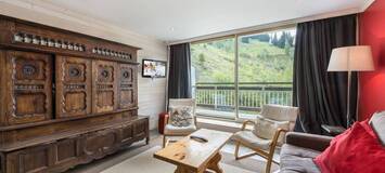 The apartment is a large three-room apartment in Courchevel 