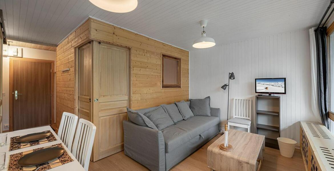 The apartment benefits from an ideal location in Moriond 