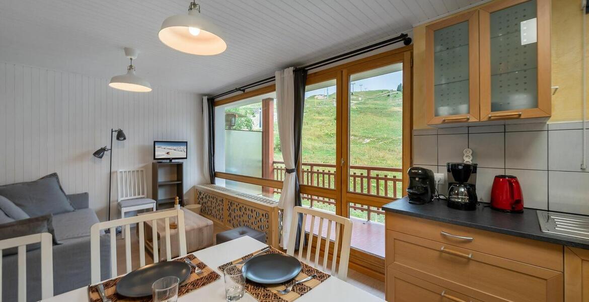 The apartment benefits from an ideal location in Moriond 