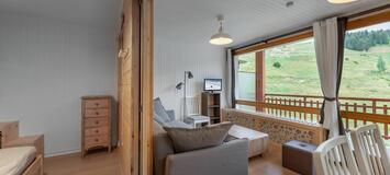 The apartment benefits from an ideal location in Moriond 