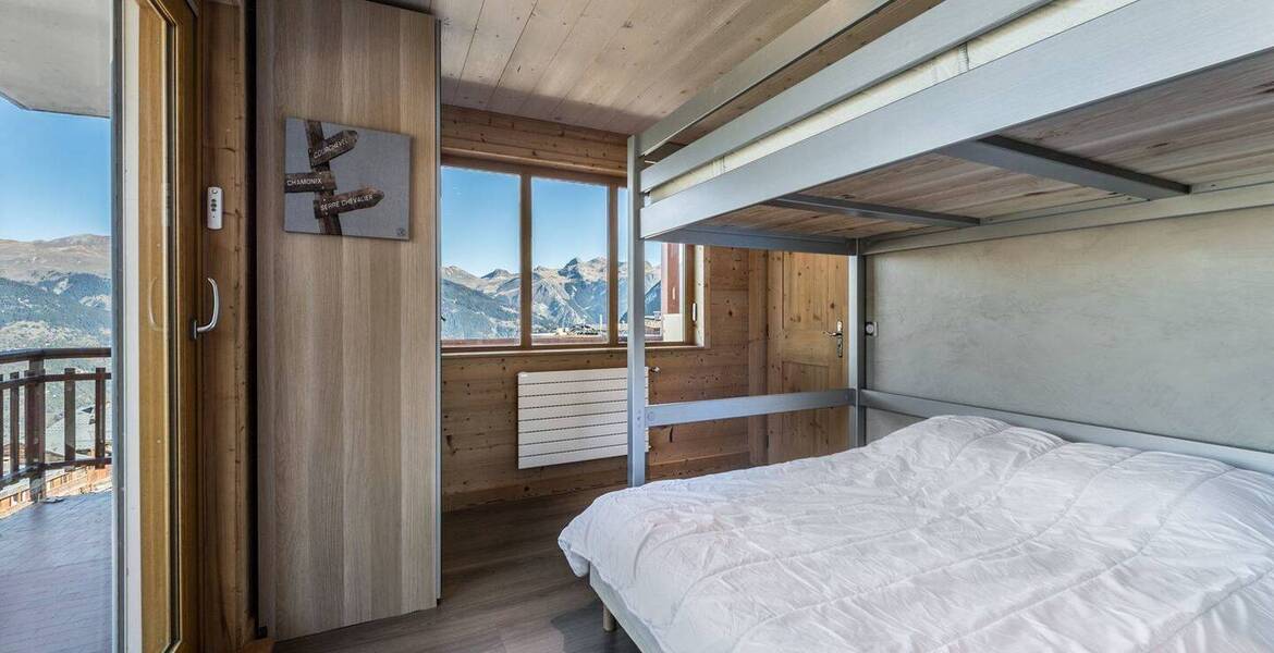 The apartment is a large 2-room located in Courchevel 