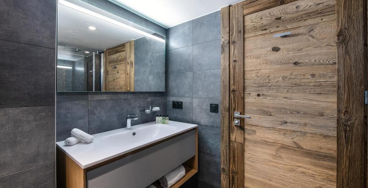 Situé au coeur du village de Courchevel Moriond avec 195 m² 