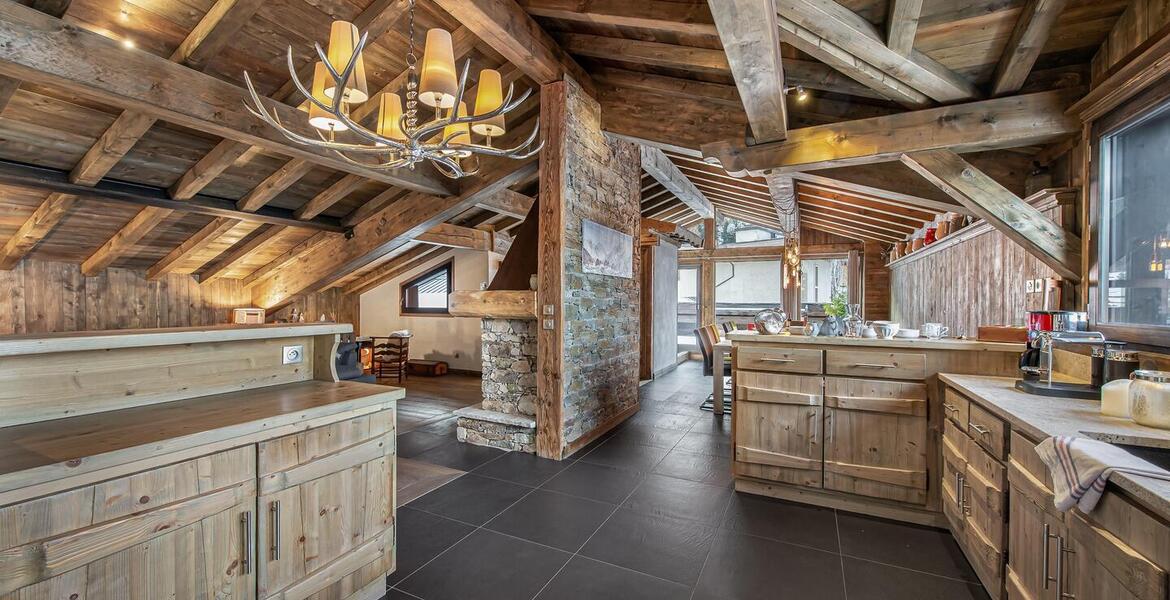 Le splendide Chalet, situé à Courchevel Le Praz est à louer.