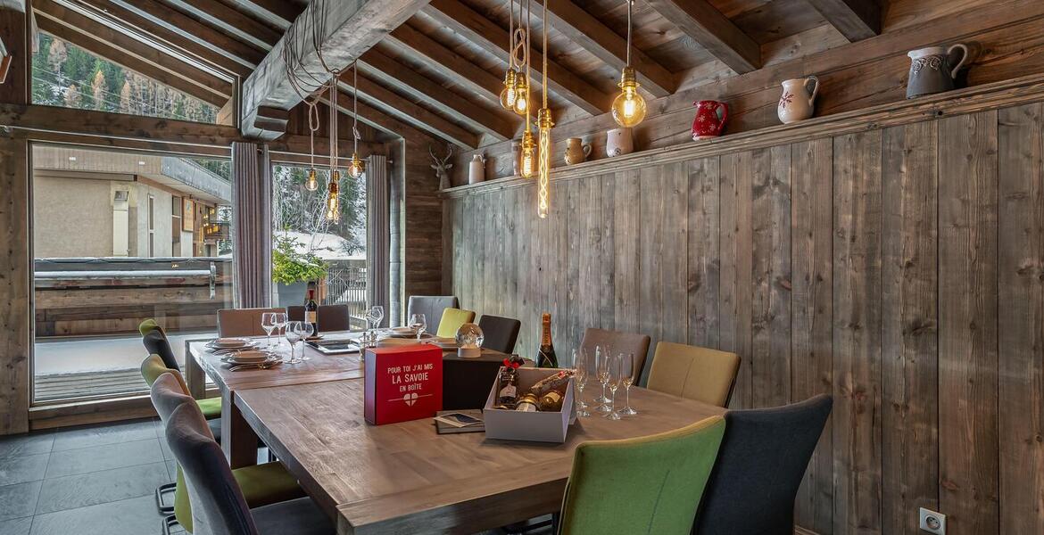 Le splendide Chalet, situé à Courchevel Le Praz est à louer.