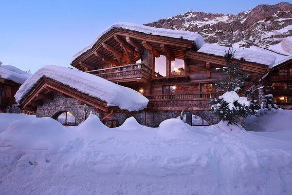 Chalet for rent in Val d’Isère with 1000 sqm with 6 bedrooms