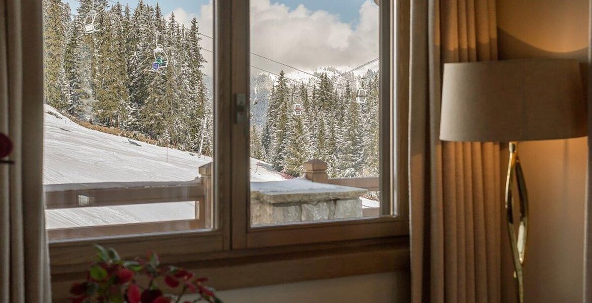 Il s'agit d'un superbe chalet de luxe situé à Courchevel