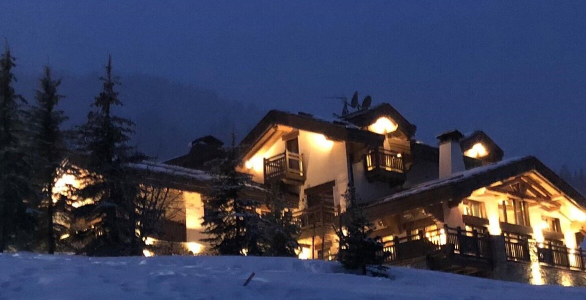 Il s'agit d'un superbe chalet de luxe situé à Courchevel