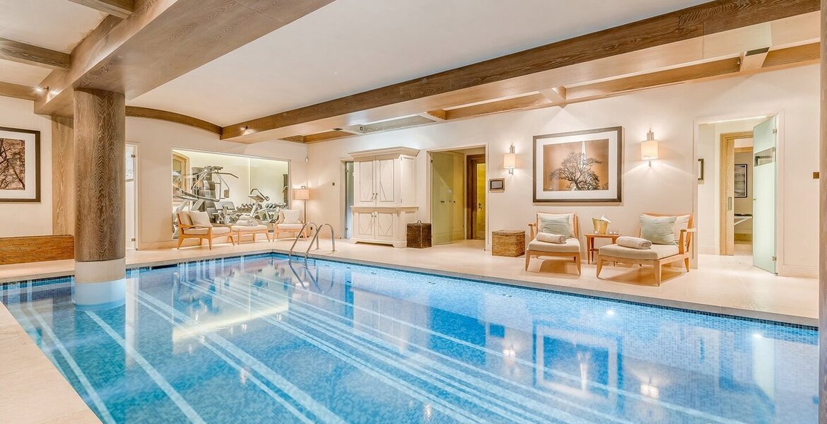 Il s'agit d'un superbe chalet de luxe situé à Courchevel