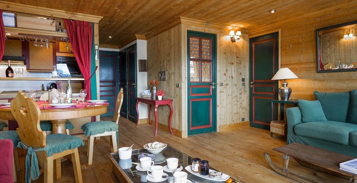 Прекрасная уютная квартира в горном стиле, лыжи в лыжах