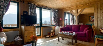 Прекрасная уютная квартира в горном стиле, лыжи в лыжах