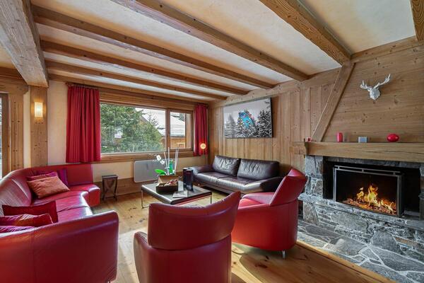 This charming fully equipped chalet is close to Meribel 