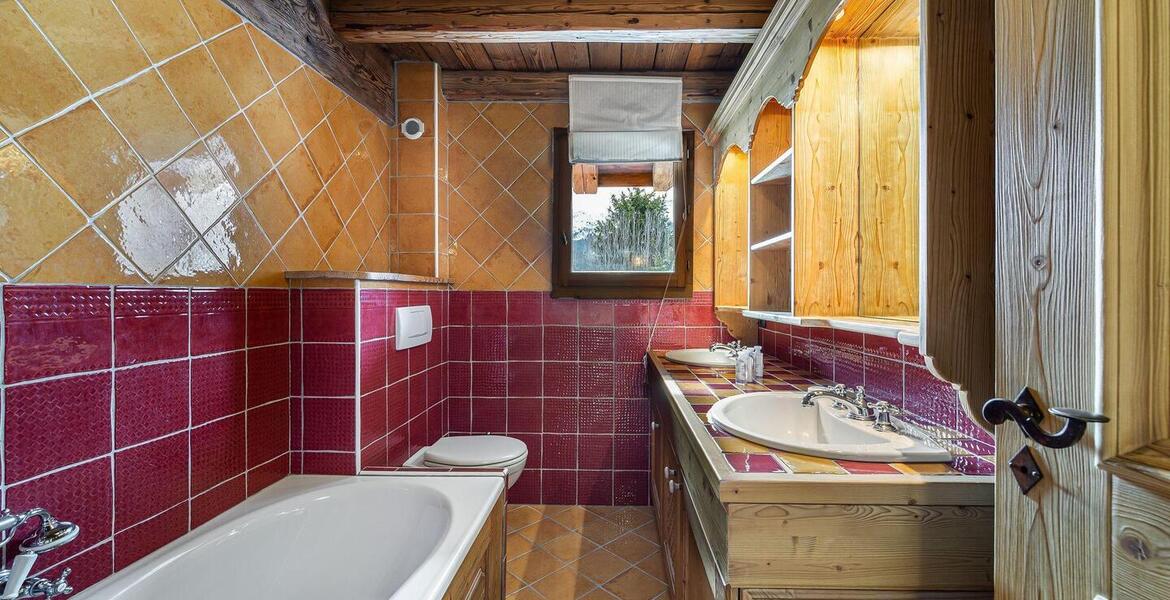 This charming fully equipped chalet is close to Meribel 