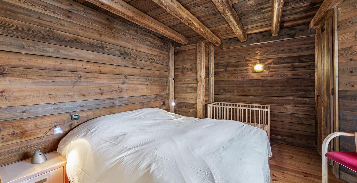 This charming fully equipped chalet is close to Meribel 