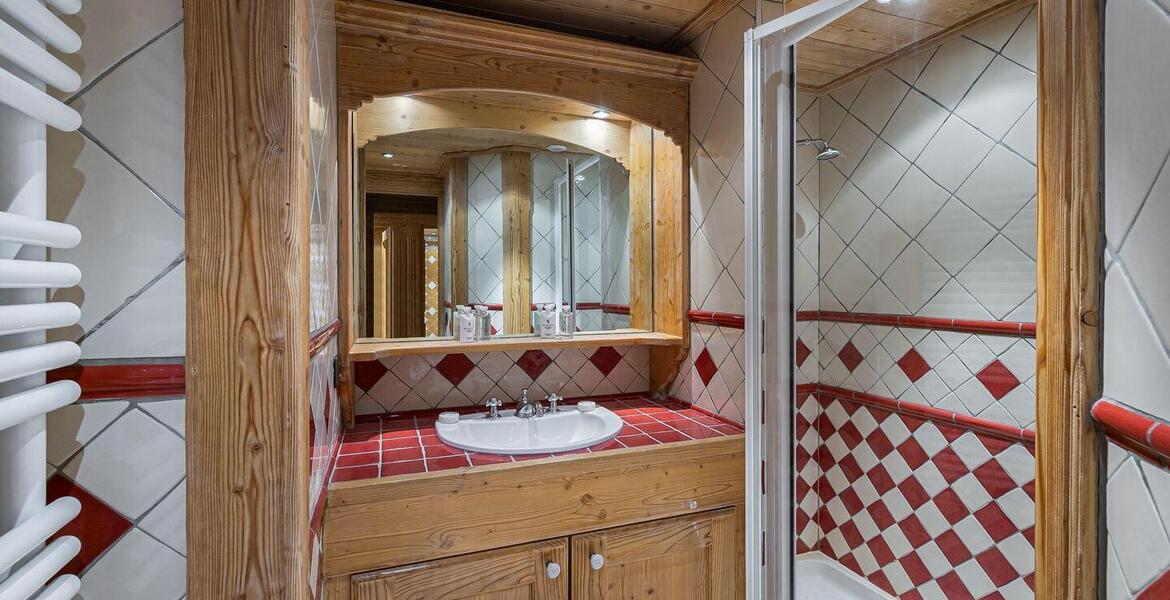 This charming fully equipped chalet is close to Meribel 