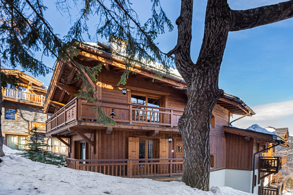 Discover this 5-bedroom apartment with spa, in Courchevel