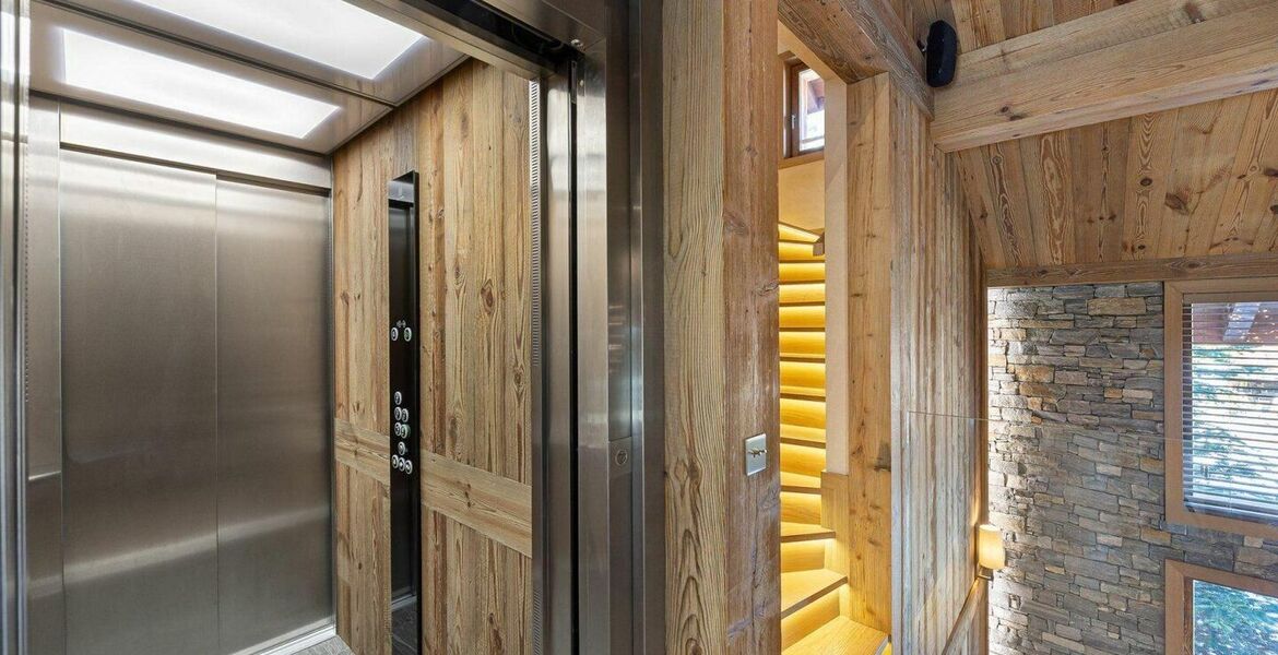 Chalet de unos 575m² con ascensor y dispone de 6 habitacione