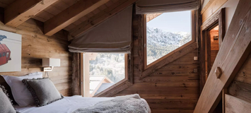 Классическое деревянное шале Мерибель во французских Альпах.