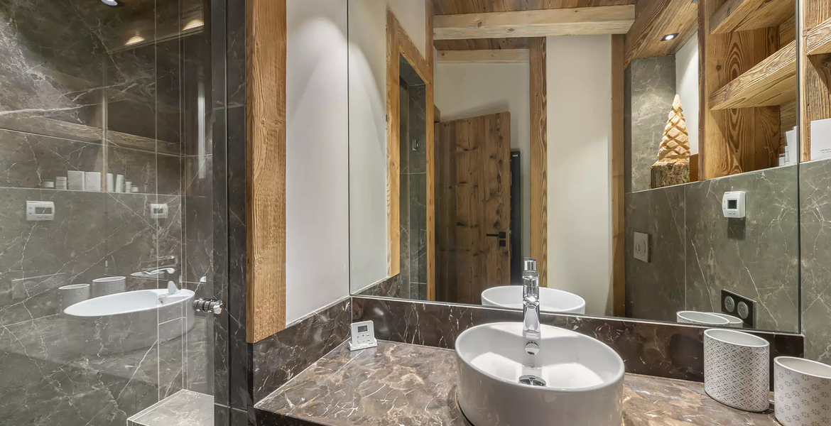 Located in the La Daille district of Val d'Isère, the splend