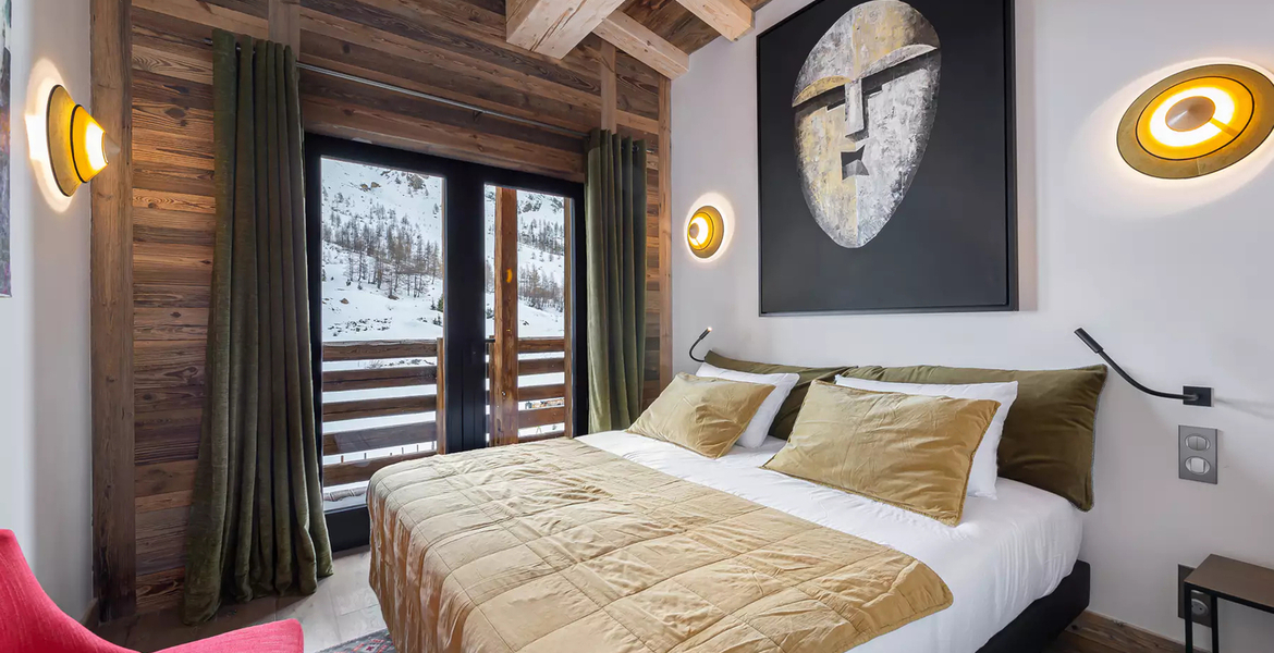 Located in the La Daille district of Val d'Isère, the splend