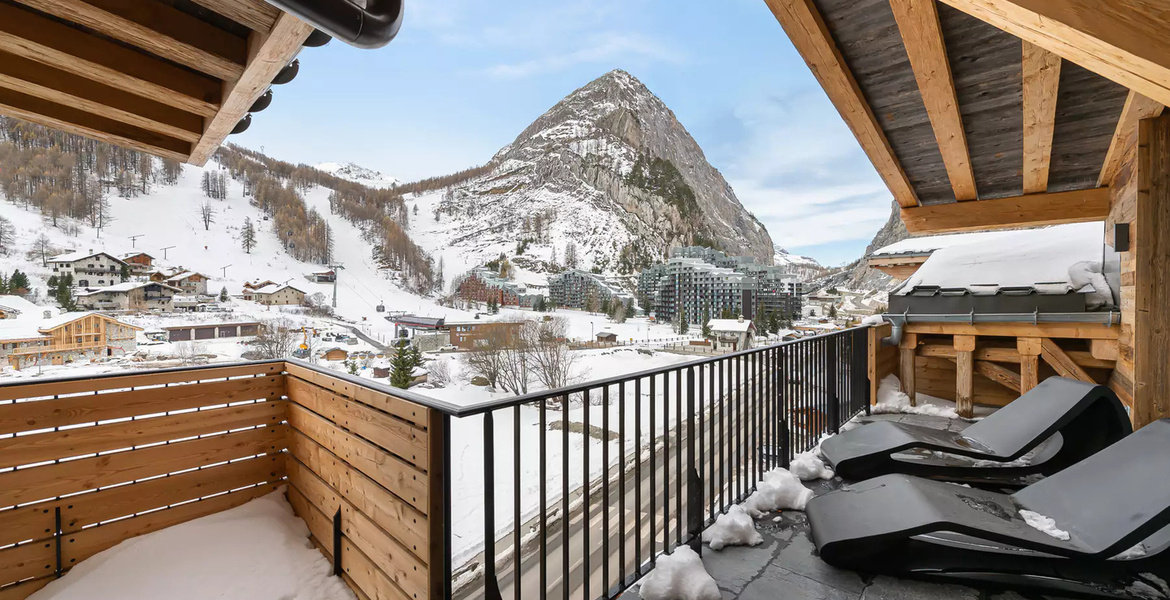 Located in the La Daille district of Val d'Isère, the splend