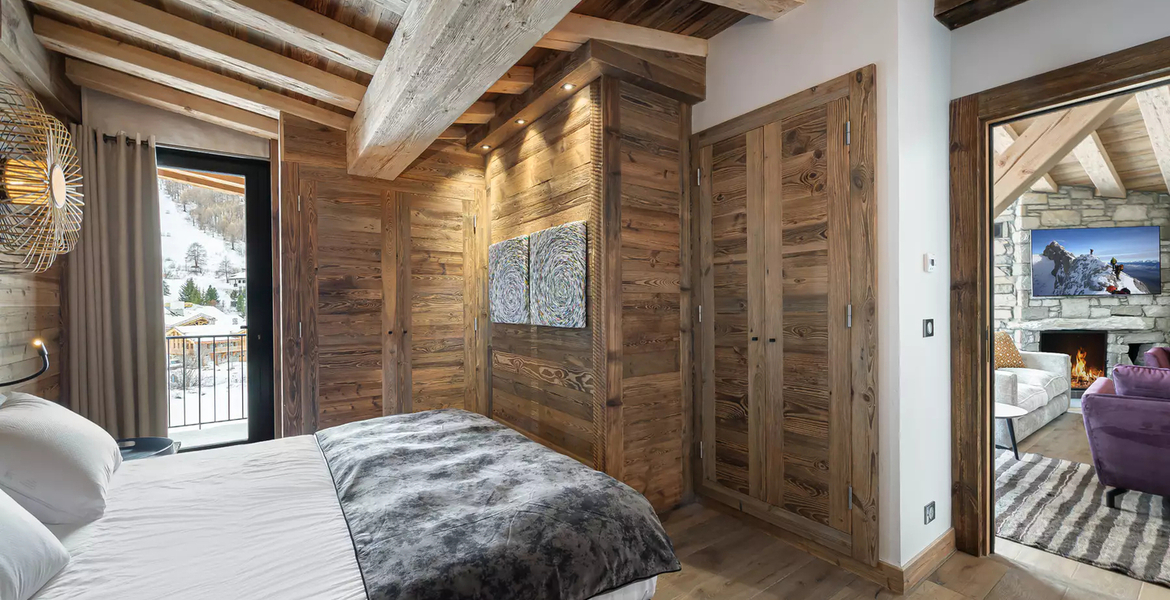 Located in the La Daille district of Val d'Isère, the splend