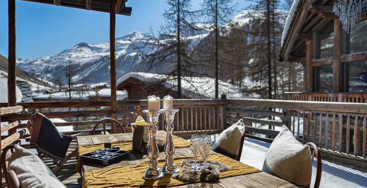 Situado en el corazón del pueblo de Val d'Isère, a tiro de p