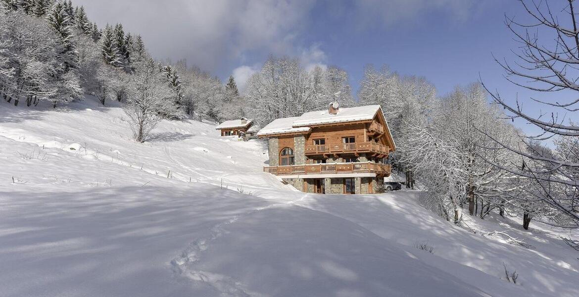 Le chalet peut accueillir jusqu'à 12 personnes dans ses 5 ch